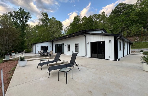 Horse Shoe House | Rippling Waters! 3 BD 2.5 BA Riverfront Home, 8 min. from airport. Sleeps 11.
