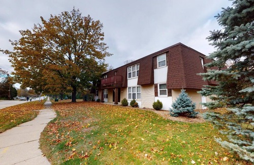 Green Bay Apartment | Ritchie’s Titletown Executive Suites: Lombardi’s Lair