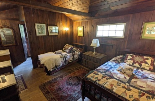 Hopewell House | River Cabin: Single Family Getaway On The River