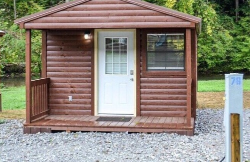 Harrogate Cabin | River Forge Cabin 51 - Cozy and Rustic 1 Bedroom Cabin - Creek Front