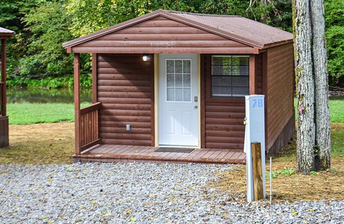 Harrogate Cabin | River Forge Cabin 75 - Cozy and Rustic 1 Bedroom Cabin - Creek Front