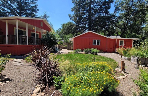 Gold Hill House | River Front Cottage ~ Spa Pool, Mountain Views, and Lovely Outdoor Space!