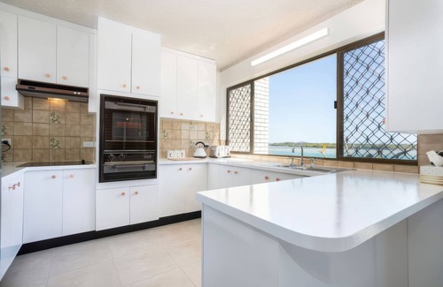 Maroochydore House | River Front Escape Short Walk to Ocean Street