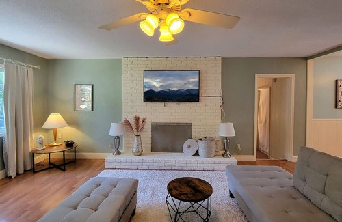 Gold Hill House | River Front House & Cottage~ Spa Pool, Mountain views, and Outdoor Space!