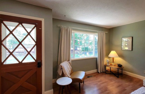 Gold Hill House | River Front House & Cottage~ Spa Pool, Mountain views, and Outdoor Space!