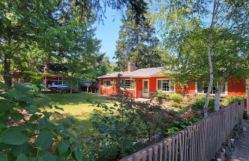 Gold Hill House | River Front House & Cottage~ Spa Pool, Mountain views, and Outdoor Space!