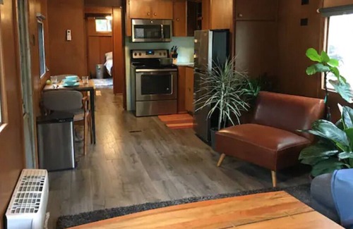 Bastrop House | River-front Mid-Century Renovated Mobile Home