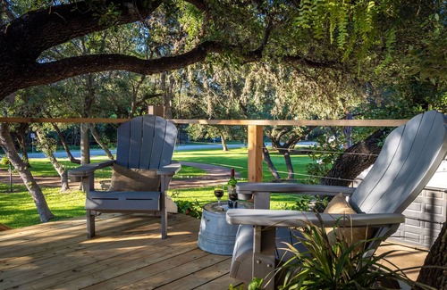 Gruene Apartment | River Haven Treehouse w/Hot Tub by Gruene!