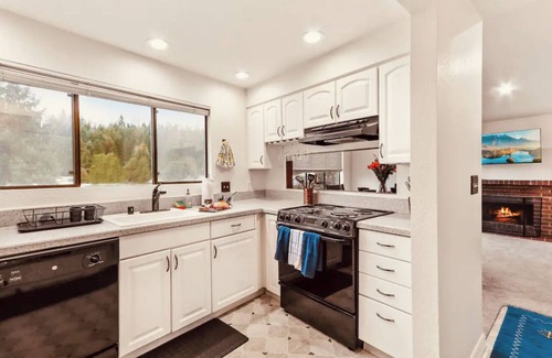 Bothell Apartment | River Inn Cabin Theme Flat w/Dock