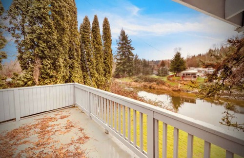 Bothell Apartment | River Inn Cabin Theme Flat w/Dock