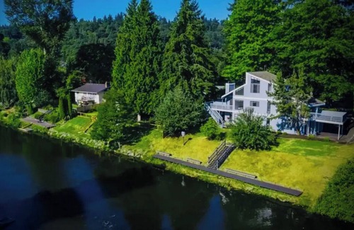 Bothell Apartment | River Inn Cabin Theme Flat w/Dock