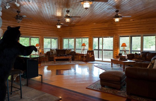 Lydia Cabin | River Lodge on the Pee Dee River - Sleeps 20 - Great for Large Groups - Free Golf!