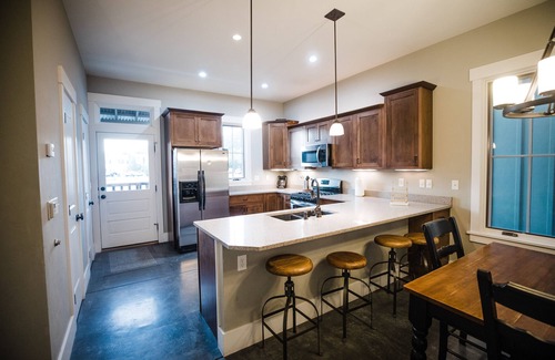 Buena Vista House | River Park Retreat! Best location in South Main, 25 yds to park. 4Bd+1, 2.5Ba