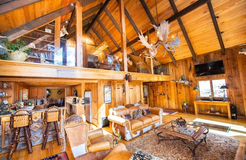 Sugar Grove Cabin | River Ranch: Petting Zoo & Farm Stay