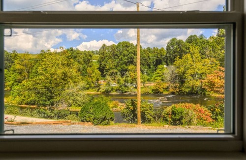 Sylva House | River Rest, Hiking, Fishing, Rafting, and 20 to Smoky Mountains!