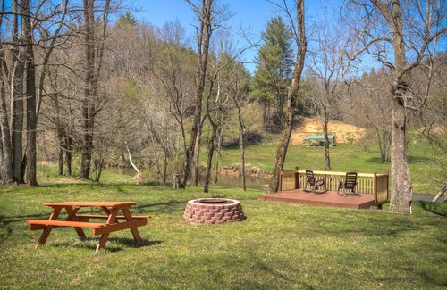 Boone Ski Chalet | River Ridge B-28 Riverfront, firepit, jacuzzi.