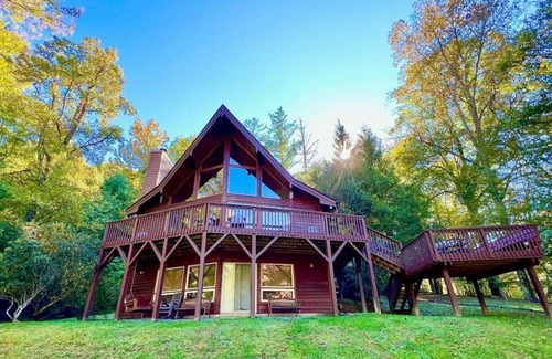 Boone Ski Chalet | River Ridge B-28 Riverfront, firepit, jacuzzi.