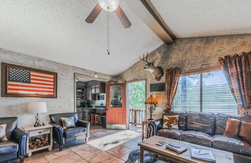 Ruidoso Cabin | River Ridge Retreat: Cozy yet modern with private hot tub and amazing views. Dog friendly.