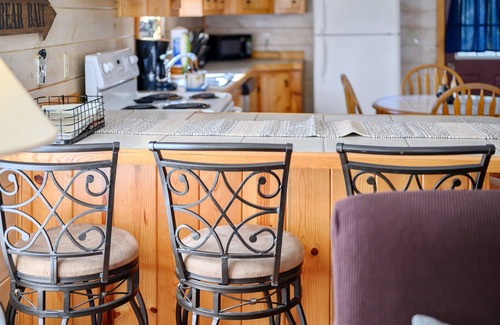 Hochatown Cabin | River Rock Cabin - Riverfront on Glover River! Seclusion and just a short drive