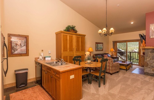 River Run Condo | River Run Condo w/Mountain Views from Private Balcony & Close to Gondola!