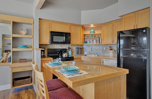 Redmond Condo | River Runs Through, Overlooks Deschutes River, Dog Friendly, Hot Tub
