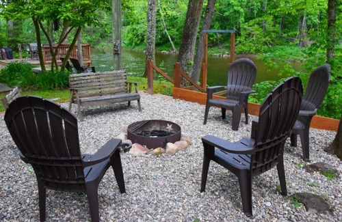 Elkins Cabin | River’s Edge Cabin- Perfect for Romance/Outdoor Adventures/Relaxation