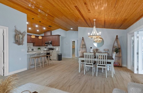 Homosassa House | River's Edge Retreat-3/3.5, sleeps 9, waterfront with dock! Newly Remodeled!