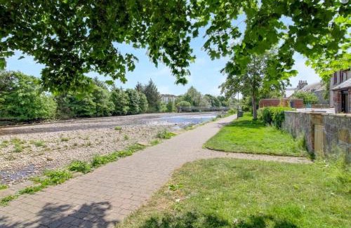 Nairn Apartment | River views 5 mins from beach