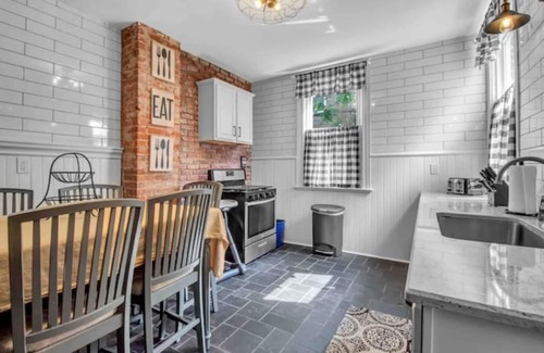 Downtown Niagara Falls House | RIVER VIEWS @ ASHWOOD, WALK TO FALLS, USA-2500SF