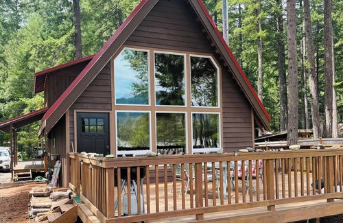 Packwood Cabin | Riverfront and mountain view cabin with WiFi in Packwood