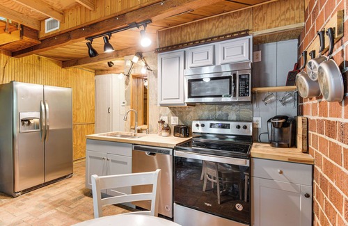 Fairhope Cabin | Riverfront Angler's Cabin in Fairhope w/Deck!