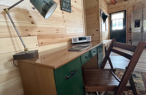 Luzerne Cabin | Riverfront Cabin : The Cozy Brown Trout Lodge