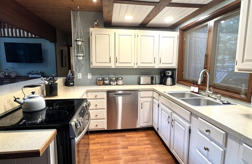Baring Cabin | Riverfront Cabin w Hot Tub, Pool Table, Gig Internet, Generator - Pet Friendly