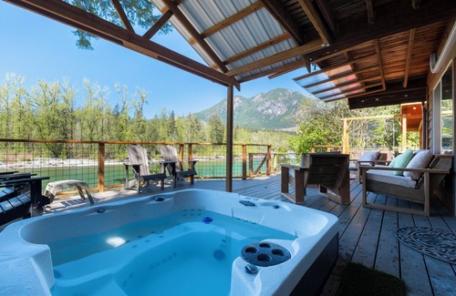 Gold Bar Cabin | Riverfront Cabin w/Views-Hot Tub,AC,Pets