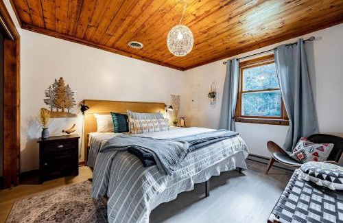 Hedgesville House | Riverfront Cabin wFirepit Pool Table Porch WiFi