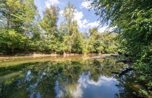 Hedgesville House | Riverfront Cabin wFirepit Pool Table Porch WiFi