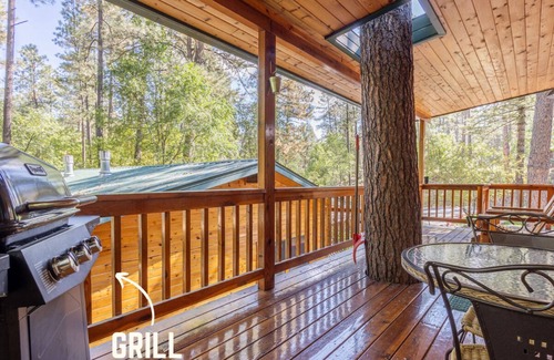 Ruidoso Cabin | Riverfront Cabin with Hot Tub Near Ski Apache