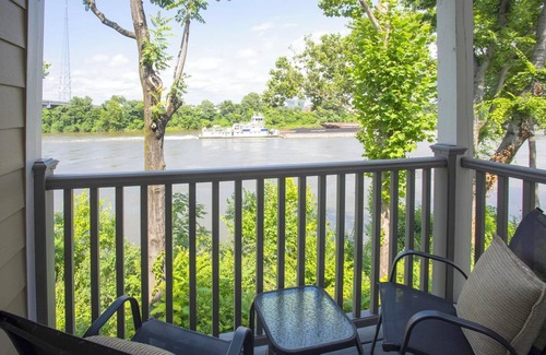 North Capitol Condo | Riverfront Condo | Walk Downtown | Pool + Parking