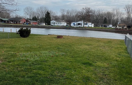 Bay City House | Riverfront Getaway