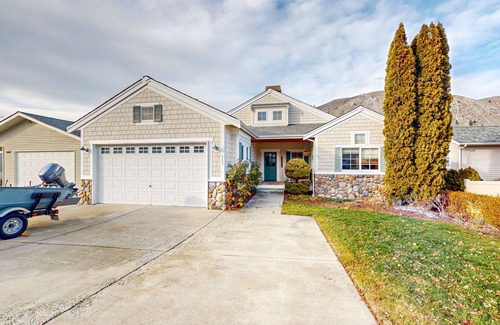 Orondo House | Riverfront home with boat launch, pool, tennis/pickle ball courts, & clubhouse