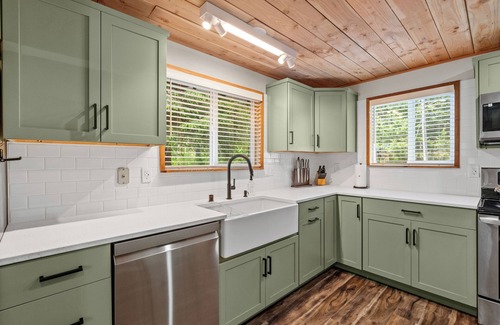 Ashford Cabin | Riverfront Luxury Cabin-Hot Tub-EV-Deluxe Kitchen-WiFi