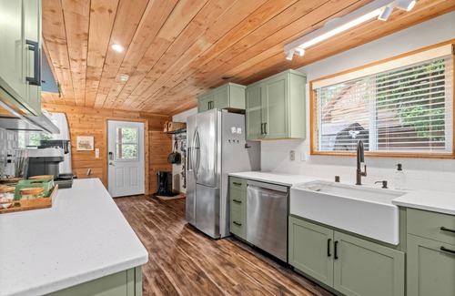 Ashford Cabin | Riverfront Luxury Cabin-Hot Tub-EV-Deluxe Kitchen-WiFi