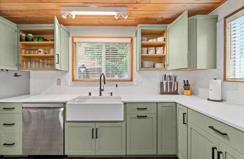 Ashford Cabin | Riverfront Luxury Cabin-Hot Tub-EV-Deluxe Kitchen-WiFi