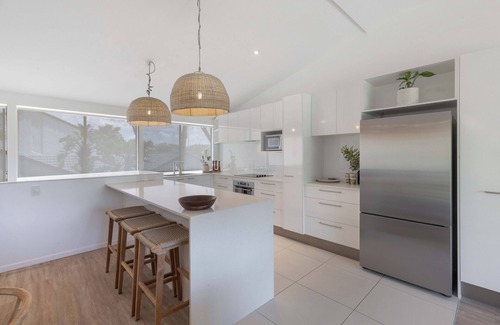 Noosaville Apartment | Riverfront Luxury: Poolside, Near Hastings