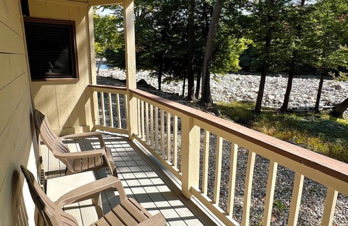 Lincoln Condo | Riverfront Mountainside Retreat- 3 minutes to Loon Mountain!