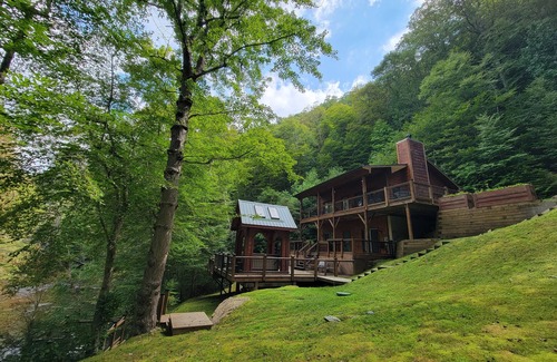 Boone Cabin | Riverfront Paradise at Whispering Waters - Hot tub!