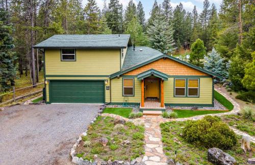 Three Rivers House | Riverfront Retreat in Sunriver Oregon with Stunning River Views