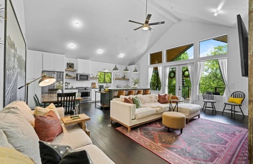 Ingram House | *Riverfront* The Nest @ Haven on the Loop