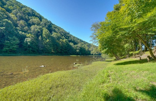 Marlinton House | Riverfront West Virginia Cabin with Screened-In Deck
