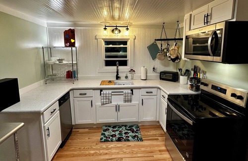 Burnsville Cottage | Rivers Edge Cabin, Swimming, Tubing, Fishing, Fire Pit, Grill, Wi-Fi, Relaxing!